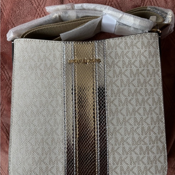 Michael Kors Jet Set Travel Cream and Gold Crossbody Bag - Picture 4 of 6